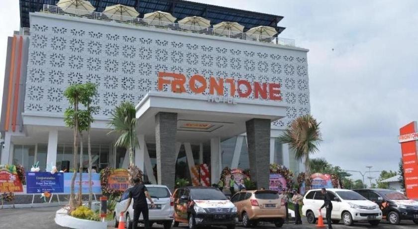 Front One Hotel Pamekasan Madura Exterior photo